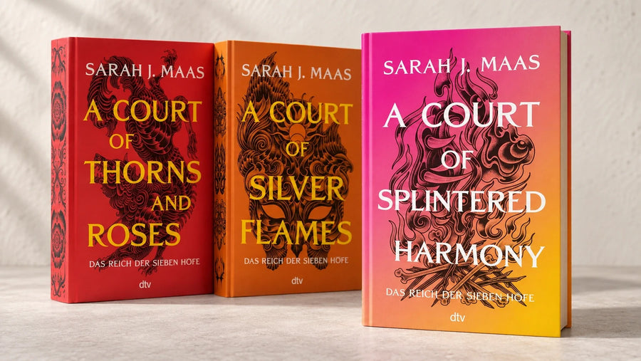 ACOTAR-Bücher von Sarah J. Maas: A Court of Splintered Harmony vor den neuen Ausgaben von Band 1 und 5.