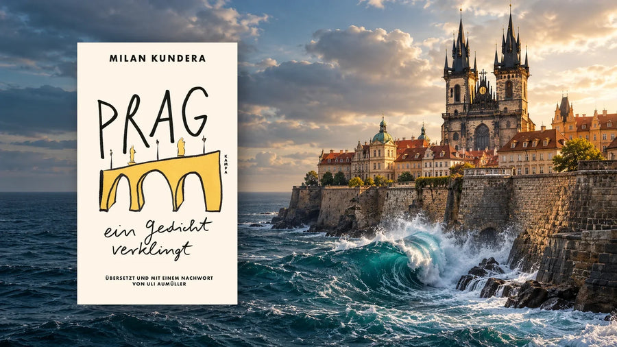 »Prag, ein Gedicht verklingt« von Milan Kundera vor einer Fantasieansicht der Prager Teynkirche an einer Meeresküste mit Brandung