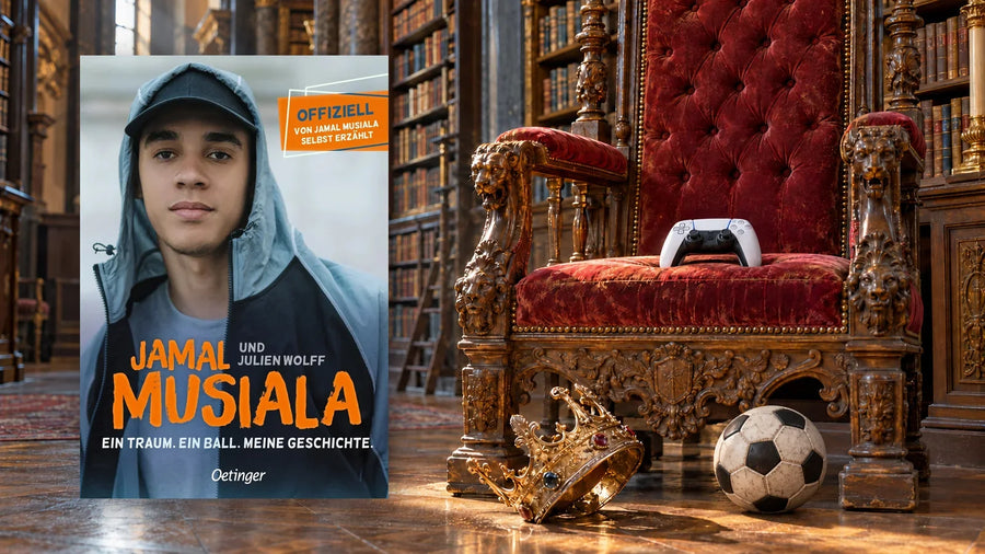 Jamal Musialas »Ein Traum. Ein Ball. Meine Geschichte.« vor einem Thron in einer alten Bibliothek mit Gamecontroller, davor eine Krone und ein Fußball
