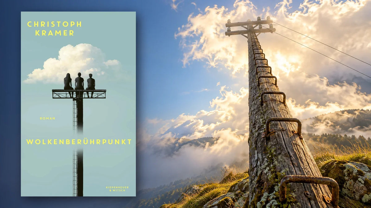 Buchcover »Wolkenberührpunkt« von Christoph Kramer neben einem alten hölzernen Telefonmast mit rostigen Steigeisen, der in leuchtende Wolken ragt