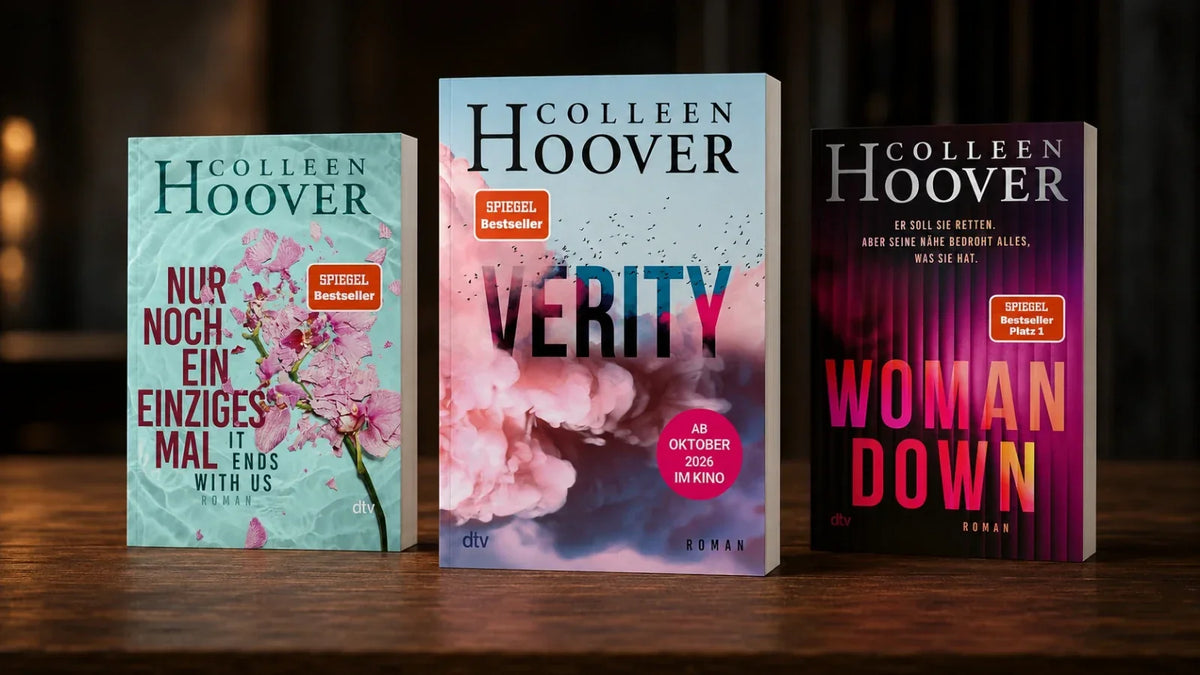 Drei Romane von Colleen Hoover auf einem dunklen Holztisch: Nur noch ein einziges Mal, Verity und Woman Down