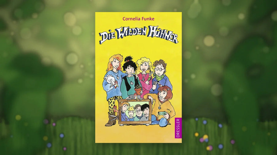 Buchcover von »Die Wilden Hühner« von Cornelia Funke, gelbes Taschenbuch mit Funkes Zeichnung der Mädchenbande, vor einer unscharfen grünen Sommerwiese