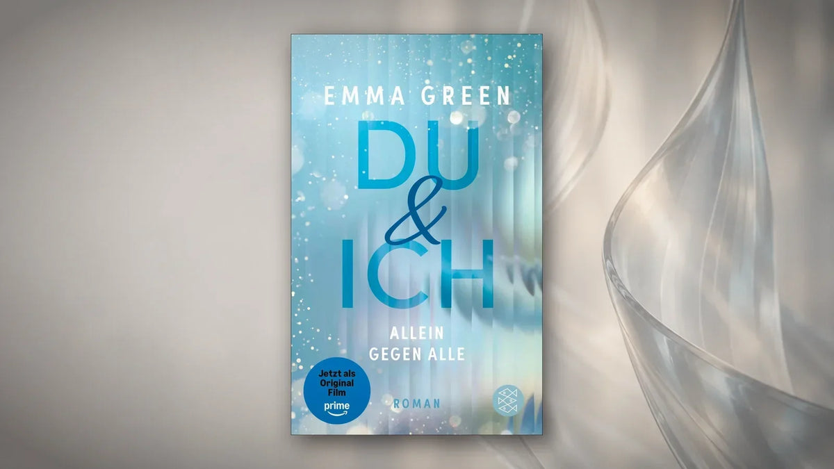 Buchcover »Du und Ich. Allein gegen alle« von Emma Green, die Buchvorlage zum Prime-Video-Film, vor perlgrauem Hintergrund mit gläsernen Wellen