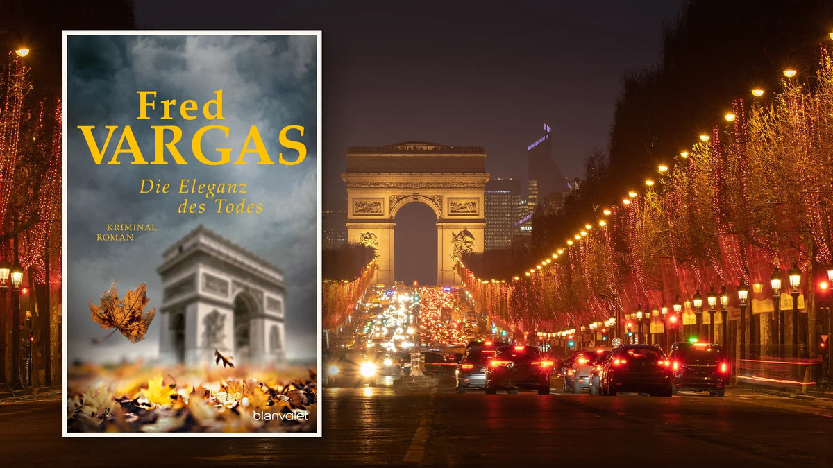 Buchcover »Die Eleganz des Todes« von Fred Vargas vor der nächtlichen Avenue des Champs-Élysées mit beleuchteten Bäumen, Autoscheinwerfern und dem Arc de Triomphe