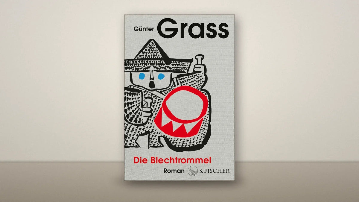 Buchcover Die Blechtrommel von Günter Grass in der Neuausgabe bei S. Fischer mit Oskar und seiner rot-weißen Trommel, aufgestellt auf einem Tisch vor einer hellen Wand