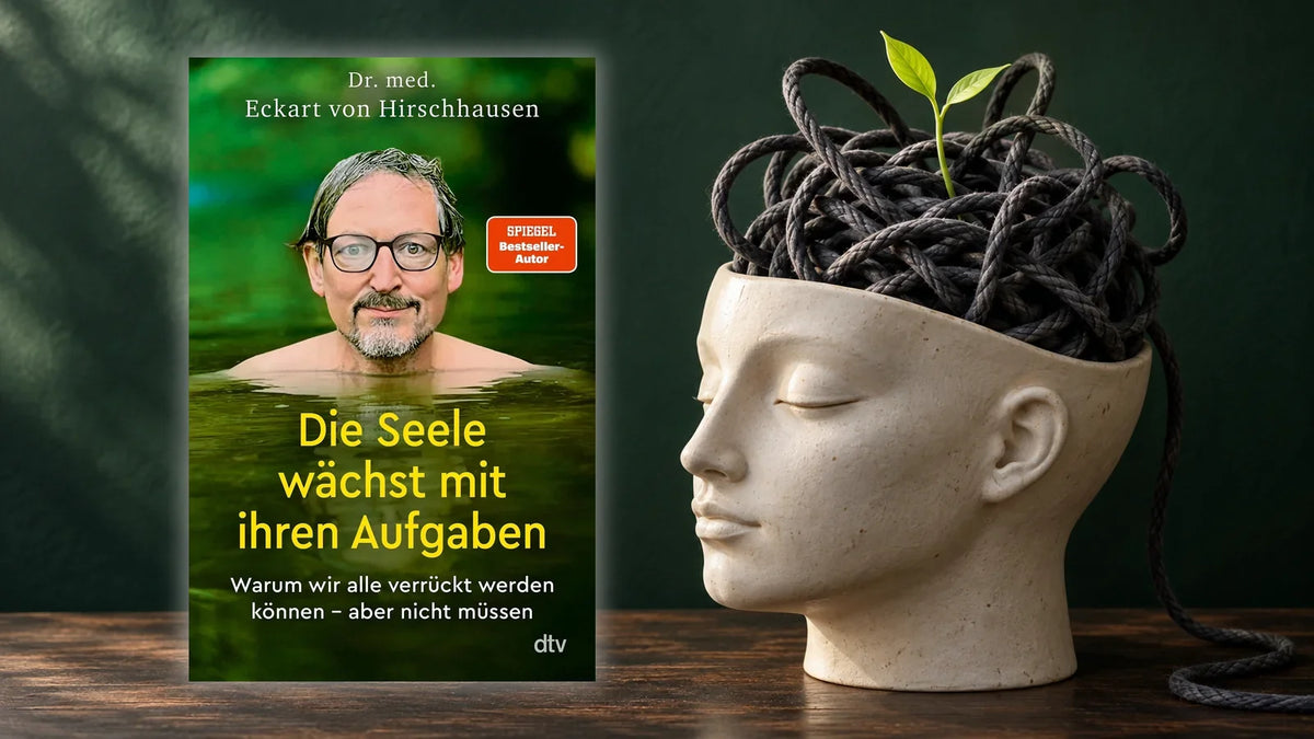 »Die Seele wächst mit ihren Aufgaben« von Eckart von Hirschhausen, Hardcover bei dtv, neben einer Keramikbüste, aus deren verknotetem Seil ein grüner Keim wächst