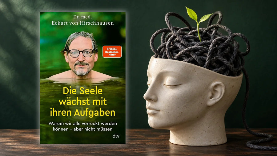 »Die Seele wächst mit ihren Aufgaben« von Eckart von Hirschhausen, Hardcover bei dtv, neben einer Keramikbüste, aus deren verknotetem Seil ein grüner Keim wächst