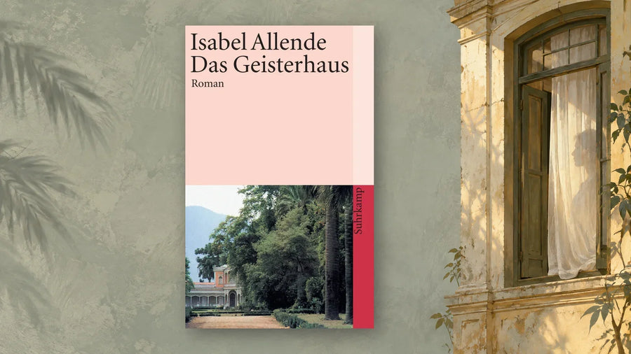 Buchcover von »Das Geisterhaus« von Isabel Allende vor einer alten Hauswand mit Palmenschatten und einem Fenster, hinter dessen Gardine sich eine Frauengestalt abzeichnet