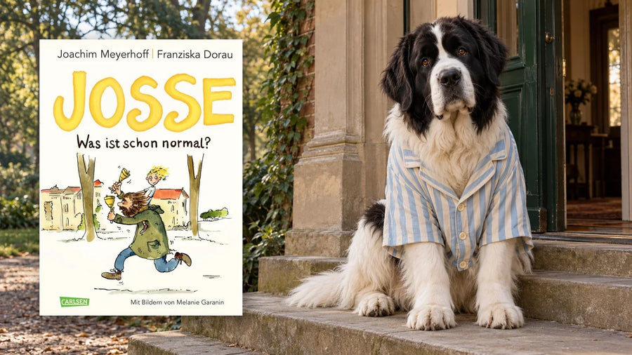 »Josse. Was ist schon normal?« von Joachim Meyerhoff und Franziska Dorau neben einem Landseer-Hund im gestreiften Schlafanzug auf der Treppe einer alten Villa, Fantasieszene