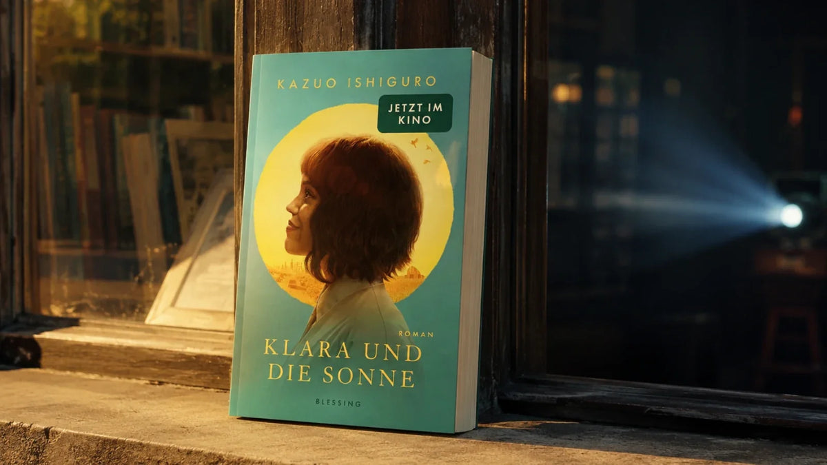 Klara und die Sonne von Kazuo Ishiguro vor einer Kinokulisse im Sonnenlicht