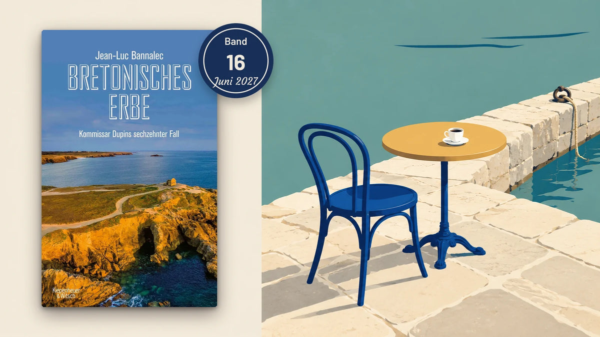 Buchcover Bretonisches Erbe von Jean-Luc Bannalec neben einem leeren Bistrostuhl am Hafen – Kommissar Dupins 16. Fall, erscheint im Juni 2027