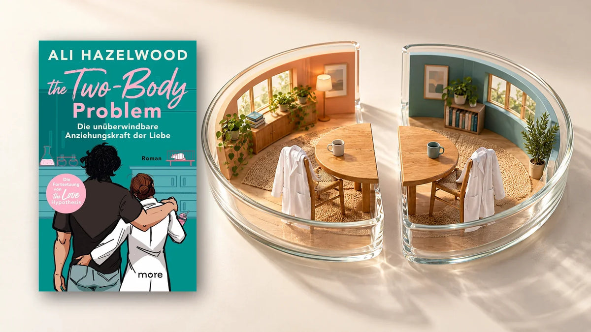 Buchcover The Two-Body Problem von Ali Hazelwood neben einer geteilten Petrischale, in deren Hälften zwei Wohnräume mit Laborkitteln auf den Stühlen stehen