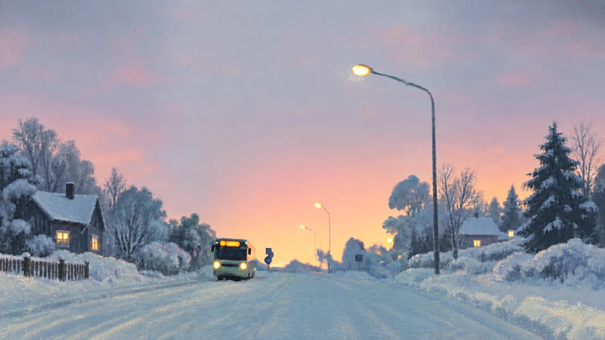 Ein Bus fährt in der Abenddämmerung durch ein verschneites Dorf, vorbei an warm beleuchteten Häusern und Straßenlaternen.