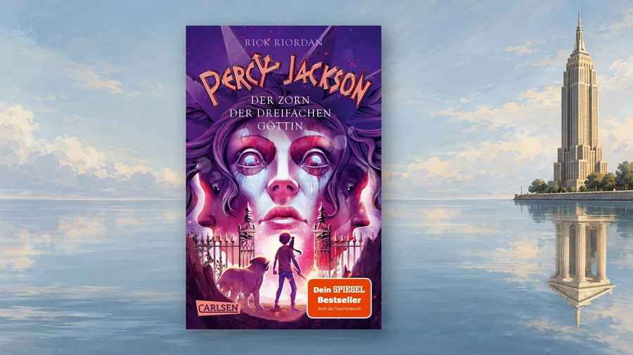 Buchcover von »Percy Jackson – Der Zorn der dreifachen Göttin« von Rick Riordan vor dem Empire State Building, das sich im Wasser als griechischer Tempel spiegelt