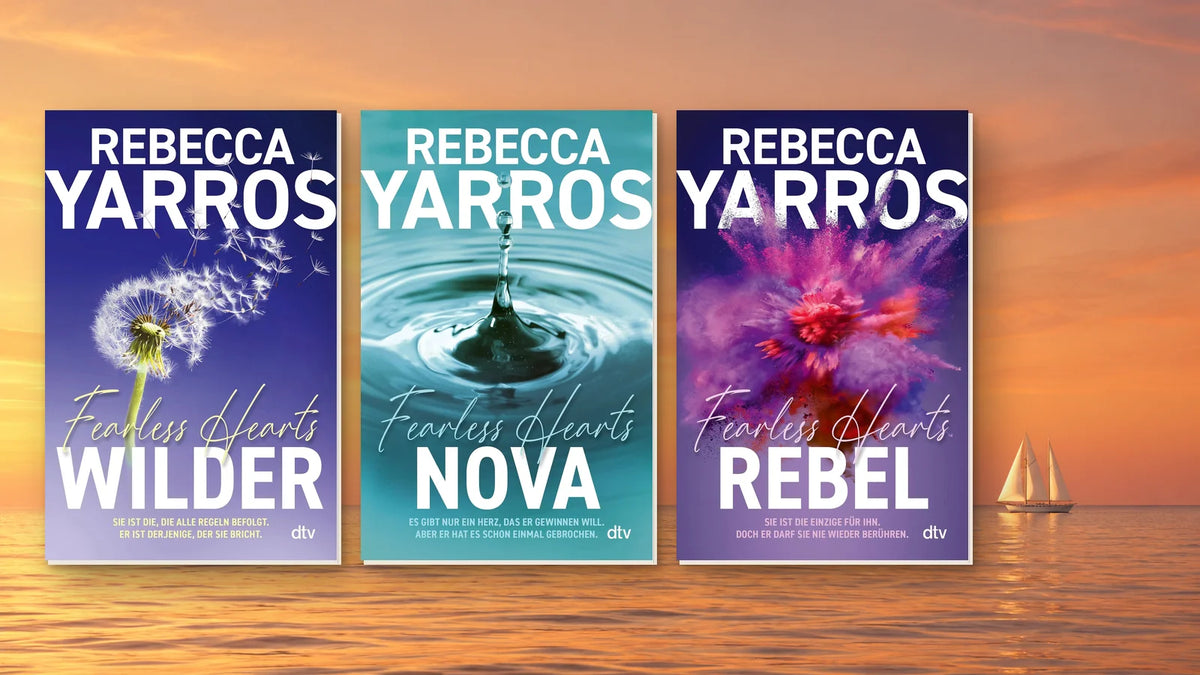 Die drei Buchcover der Reihe »Fearless Hearts« von Rebecca Yarros nebeneinander vor einem ruhigen Meer im orangefarbenen Morgenlicht, rechts am Horizont ein weißes Segelschiff