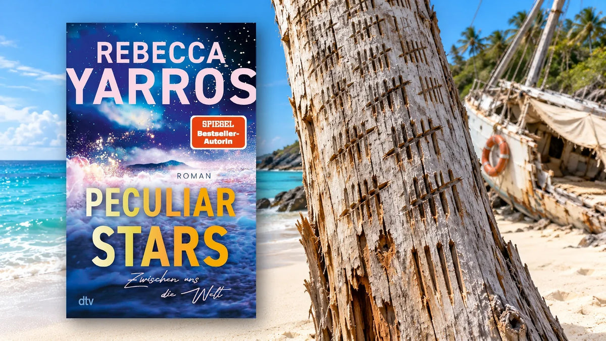 Buchcover »Peculiar Stars – Zwischen uns die Welt« von Rebecca Yarros vor einem Palmenstamm mit eingeritzten Strichlisten an einem Inselstrand, daneben ein gestrandetes Segelboot