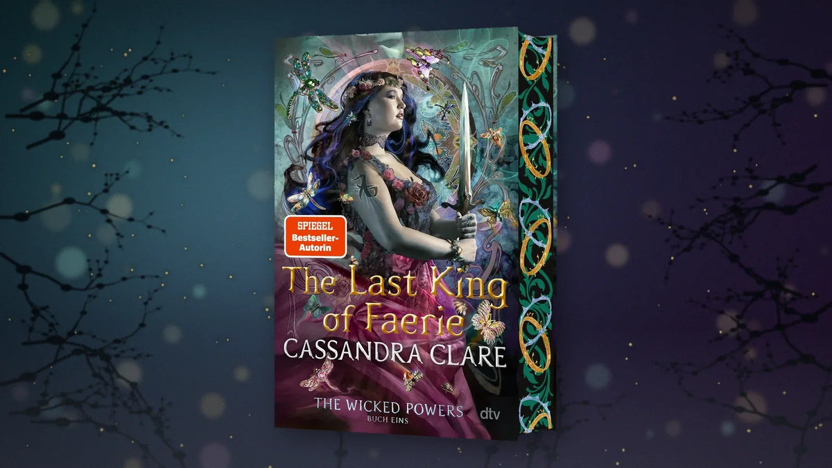 Die gebundene Ausgabe von »The Last King of Faerie« von Cassandra Clare mit gemustertem Farbschnitt vor einem nächtlichen Feenwald mit Glühwürmchen und Ranken