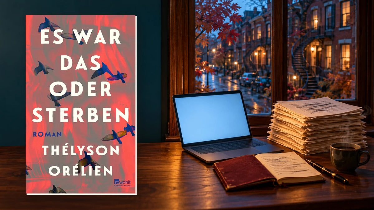 Buchcover »Es war das oder sterben« von Thélyson Orélien vor einer dunkeltürkisen Wand, daneben ein abendlicher Schreibtisch mit Laptop, Manuskriptstapel, Notizbuch und Kaffeetasse, im Fenster Backsteinhäuser mit Wendeltreppen und Herbstlaub