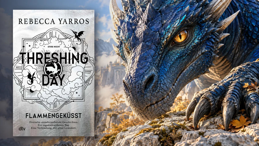 Buchcover »Threshing Day – Flammengeküsst« von Rebecca Yarros vor einem blauen Drachen, der auf einem Felsen über einem herbstlichen Tal mit Burg liegt