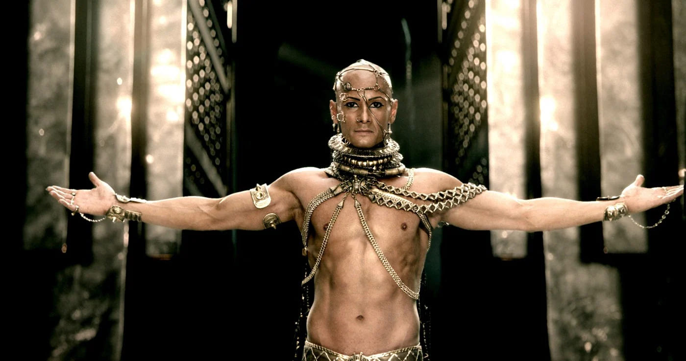 300: Rise of an Empire – Xerxes steht mit ausgebreiteten Armen vor seinem Gefolge