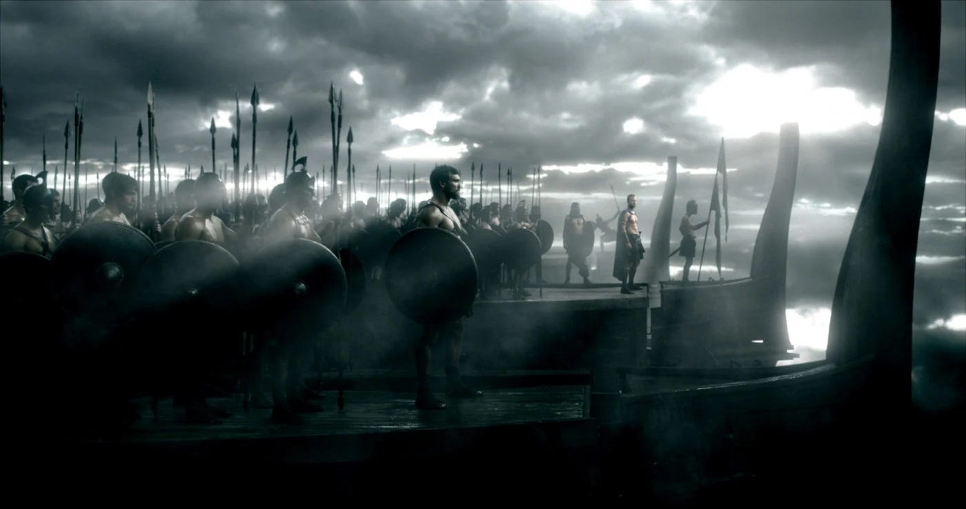 300: Rise of an Empire – Soldaten stehen im Nebel neben Kriegsschiffen