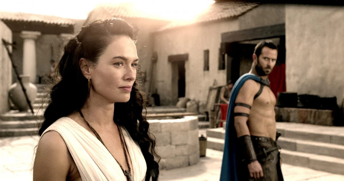 300: Rise of an Empire – Gorgo und ein Krieger vor einem Tempel