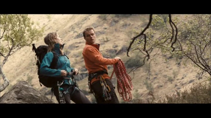 A Lonely Place to Die – Todesfalle Highlands – Zwei Kletterer mit Seilen und orange-blauer Ausrüstung
