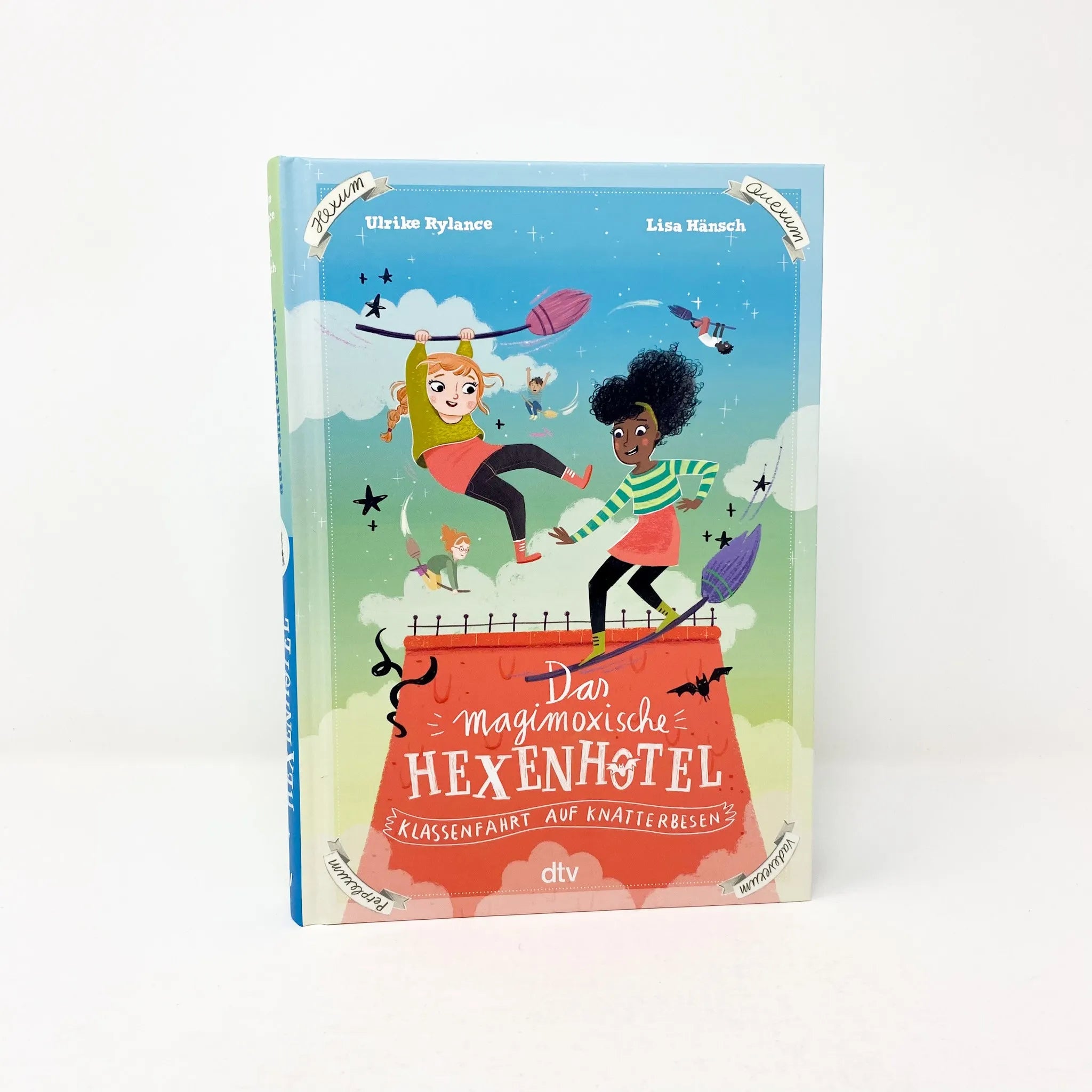 Produktansicht: Das magimoxische Hexenhotel – Klassenfahrt auf Knatterbesen (Gebundene Ausgabe)