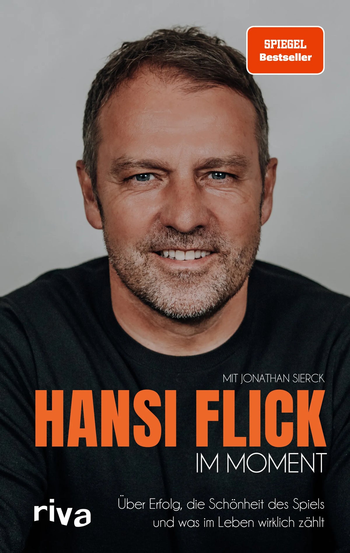 Buchcover von 'Im Moment' - Gebundene Ausgabe von Hansi Flick