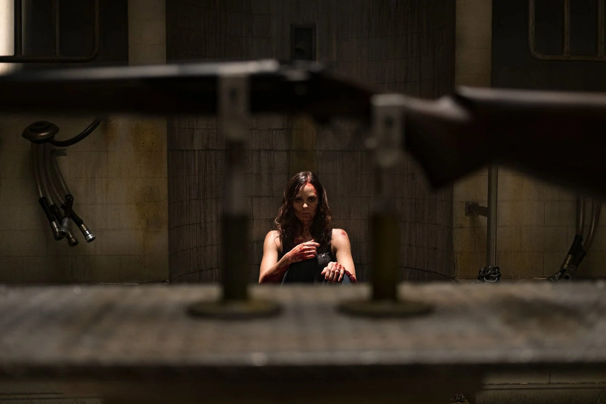 Jigsaw – SAW VIII – Eine Frau hinter einer Industriemaschine