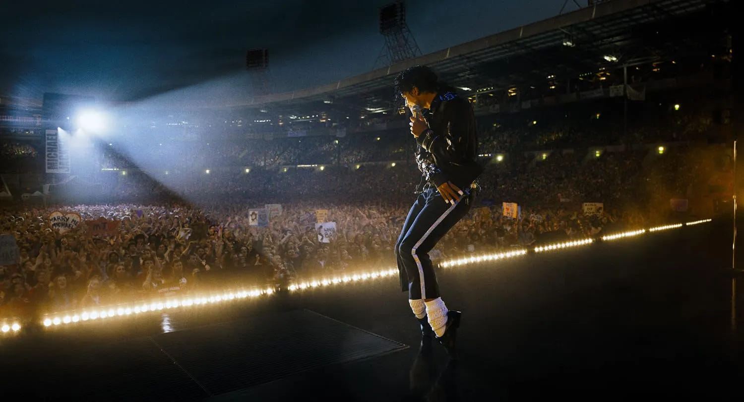 Michael Jackson Film mit großer Konzertszene im Stadion, Bühnenlicht und jubelndem Publikum