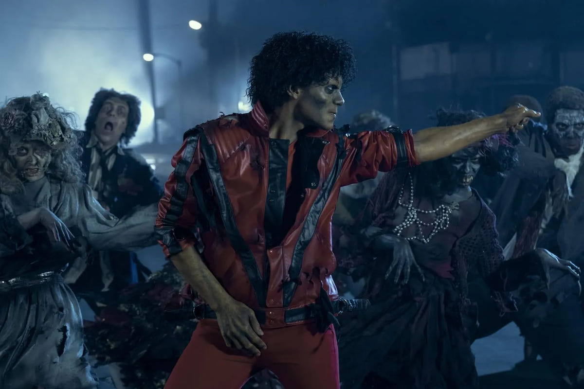 Michael Jackson Film mit Thriller-Tanzszene, rote Jacke, Zombies und ikonische Choreografie bei Nacht