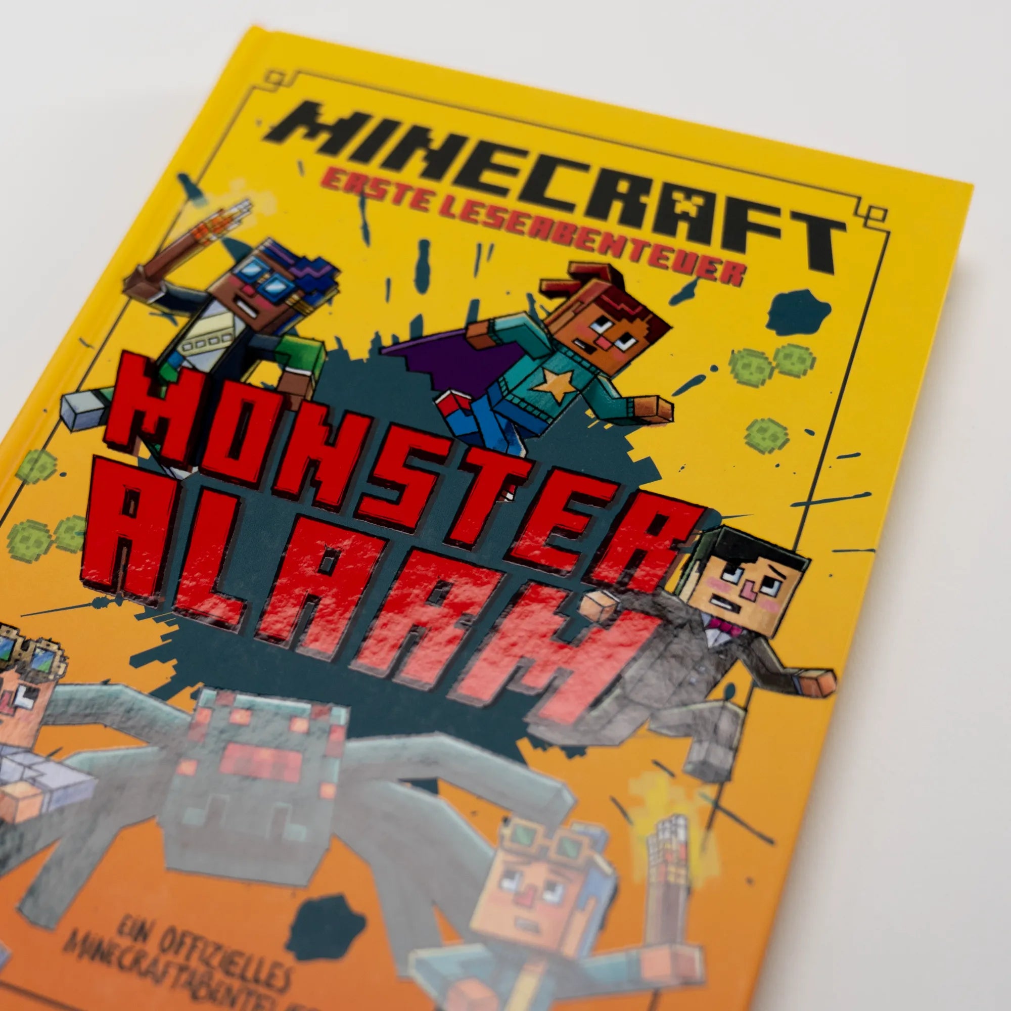 Produktansicht: Minecraft Erste Leseabenteuer – Monster-Alarm (Gebundene Ausgabe)