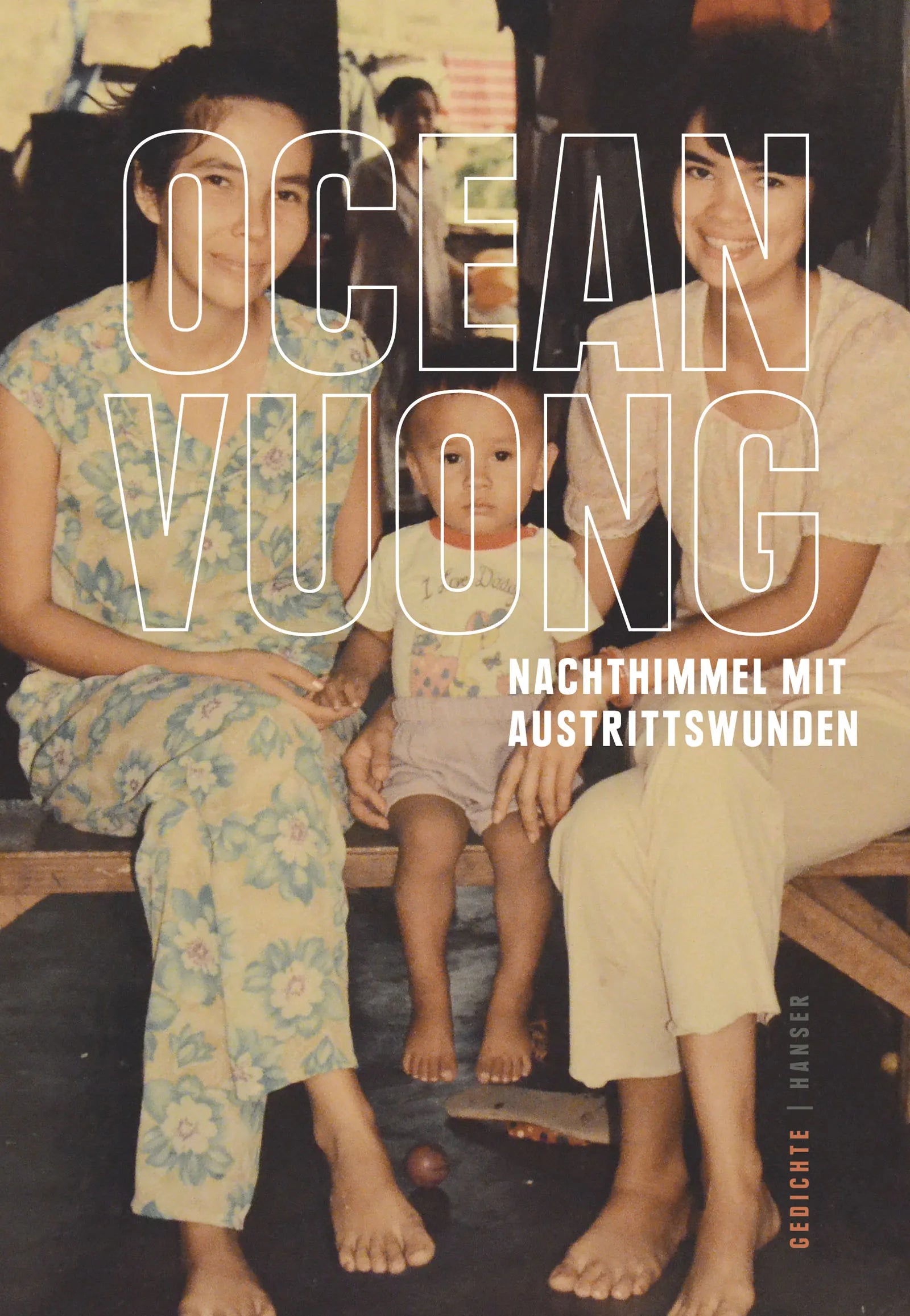 Buchcover von 'Nachthimmel mit Austrittswunden' - Gebundene Ausgabe von Ocean Vuong