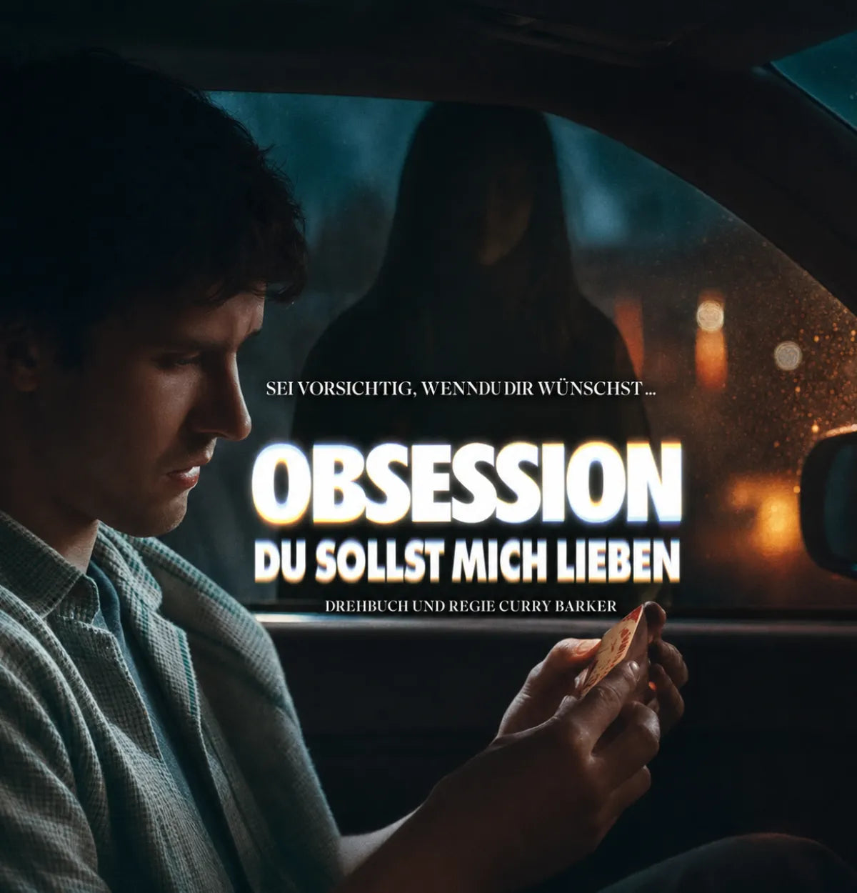 Filmszene aus Obsession – Du sollst mich lieben mit einem Mann im Auto und einer dunklen Gestalt