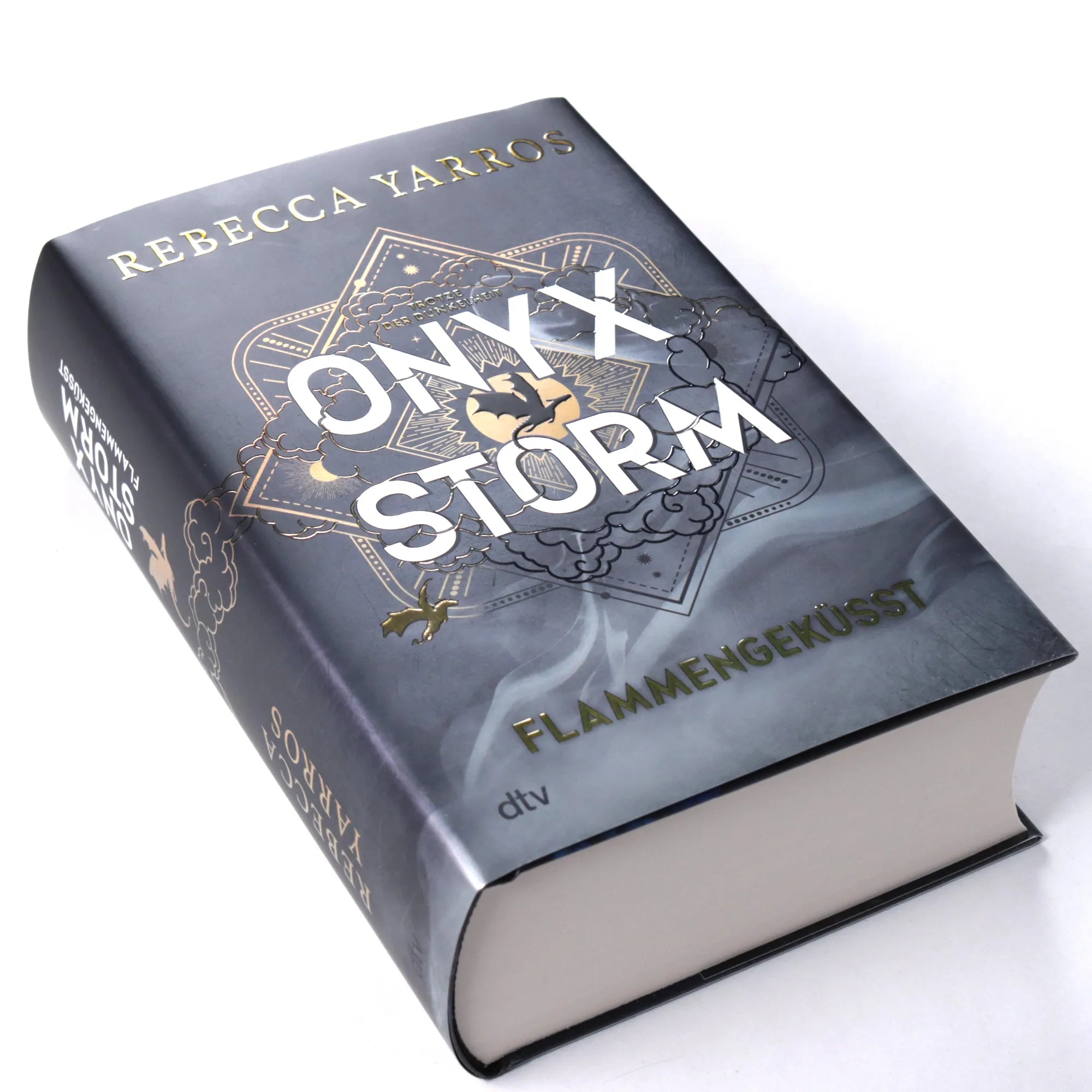 Produktansicht: Onyx Storm – Flammengeküsst (Gebundene Ausgabe)