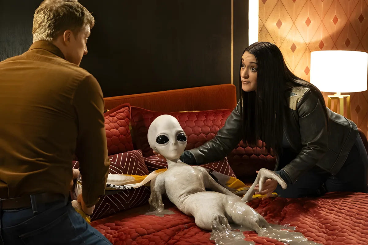 Filmszene 3 aus Resident Alien: Staffel 4 – DVD. Regie: Robert Duncan McNeil