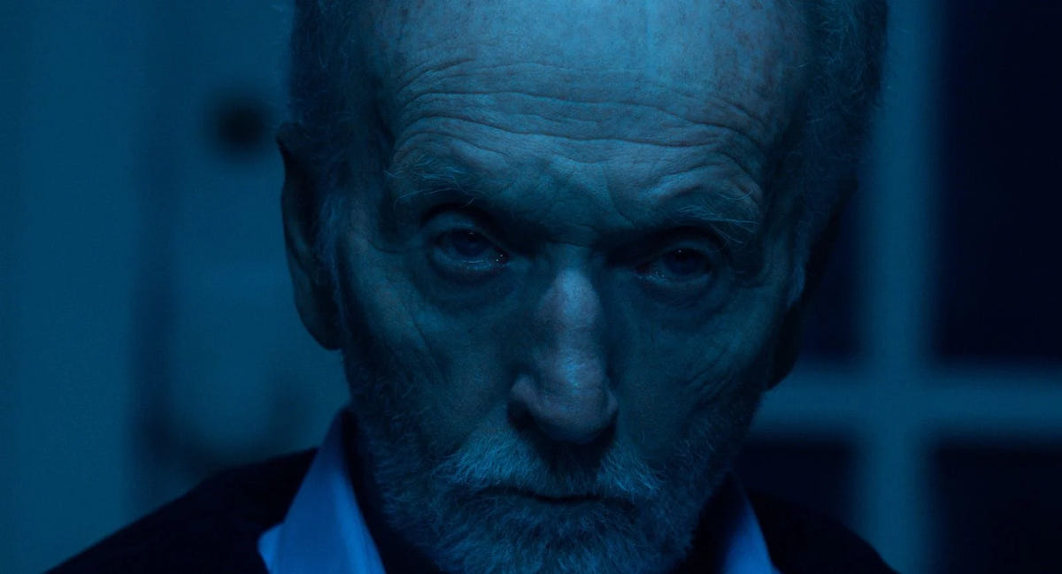 SAW X – John Kramer in einer blau beleuchteten Nahaufnahme