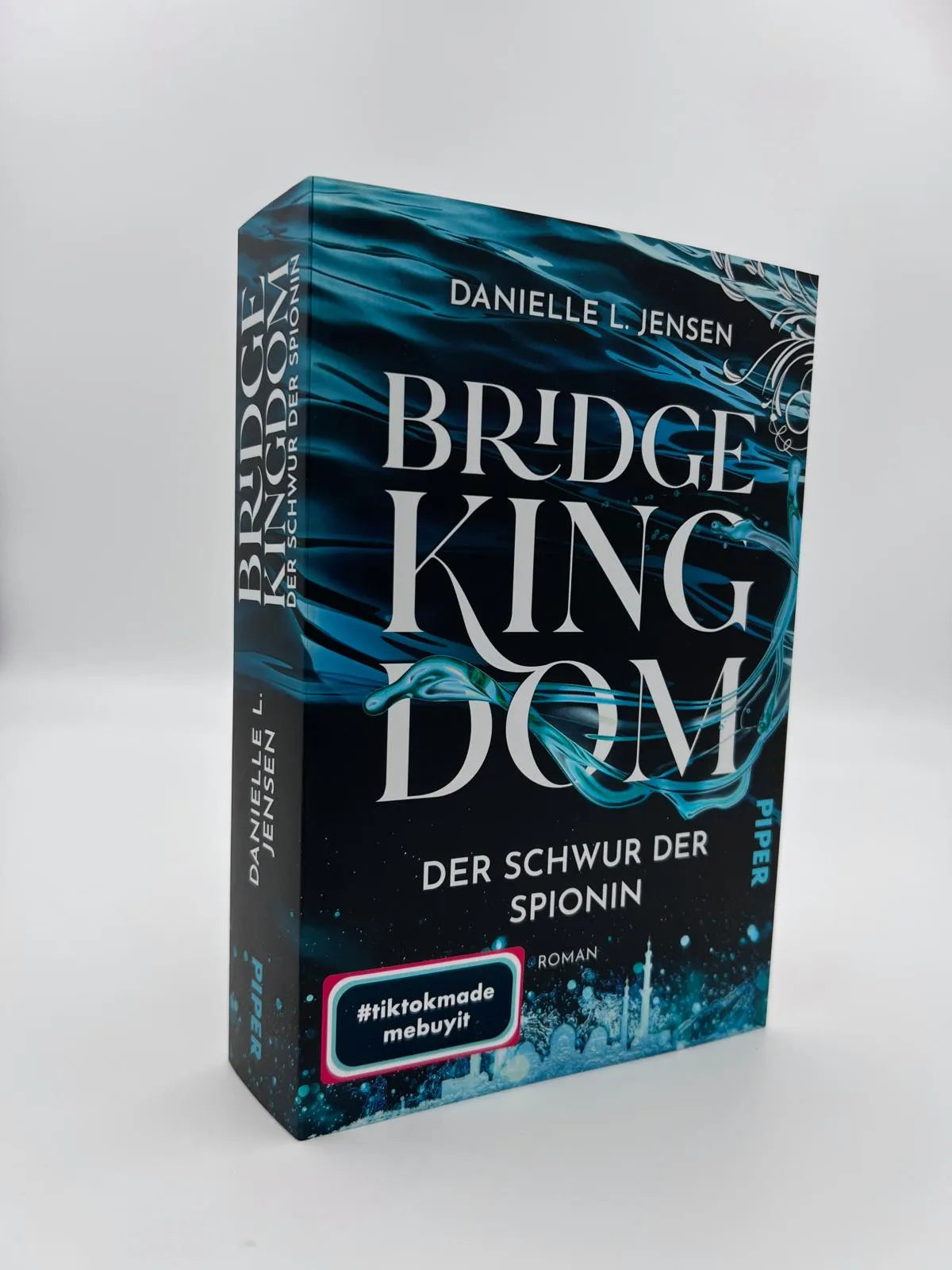 Abbildung von 'Bridge Kingdom – Der Schwur der Spionin'