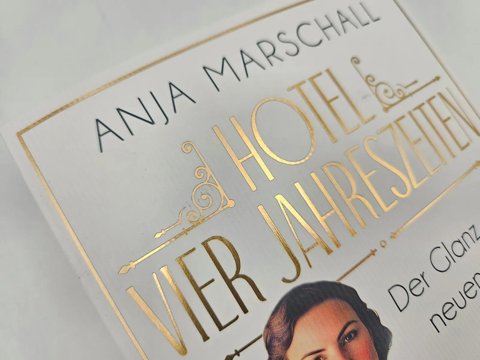 Abbildung von 'Hotel Vier Jahreszeiten – Der Glanz des neuen Morgens'
