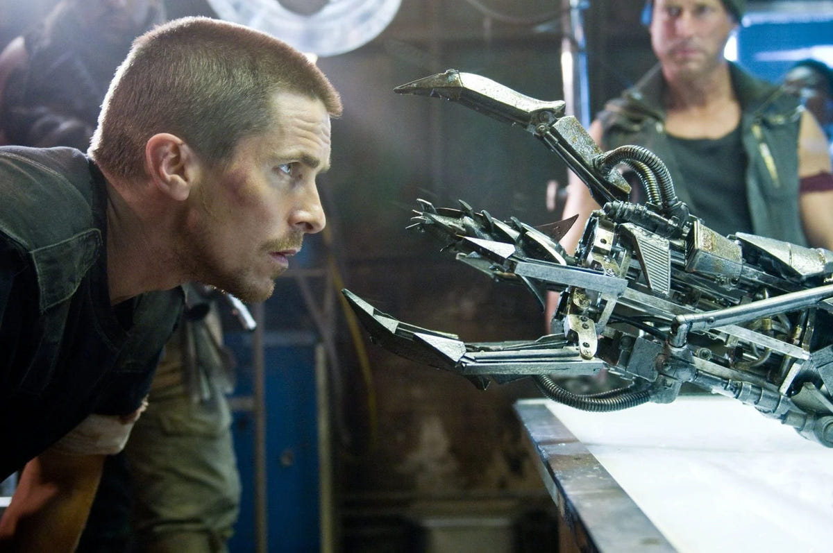 Terminator – Die Erlösung, Director’s Cut – John Connor untersucht einen Roboterarm