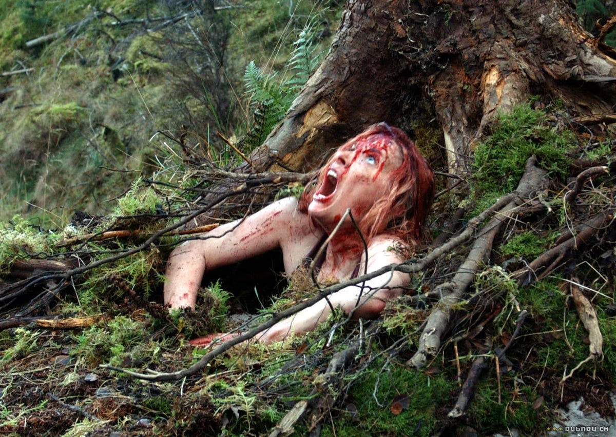 The Descent – Abgrund des Grauens – Eine blutverschmierte Frau kriecht aus dem Waldboden