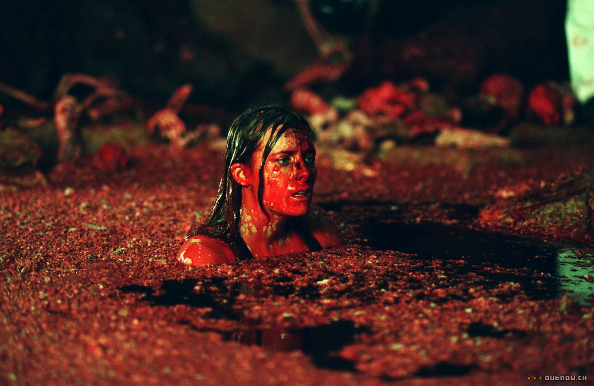 The Descent – Abgrund des Grauens – Eine Frau in einem rot beleuchteten Höhlenbecken
