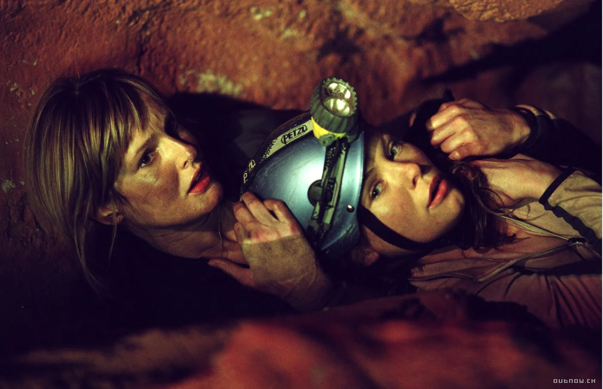 The Descent – Abgrund des Grauens – Zwei Kletterinnen in einem engen waagerechten Tunnel