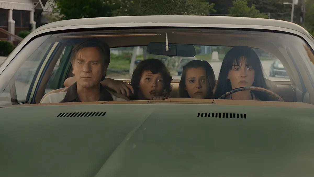Filmszene 1 aus The End of Oak Street (Steelbook) – 4K UHD Blu-ray. Regie: David Robert Mitchell