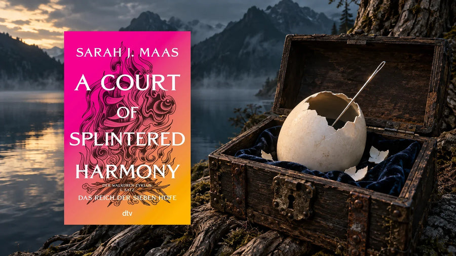 »A Court of Splintered Harmony« von Sarah J. Maas, deutsche Ausgabe von dtv, vor einem Bergsee im Nebel; daneben eine alte Truhe auf Eichenwurzeln mit einem zerbrochenen Ei und einer Nadel