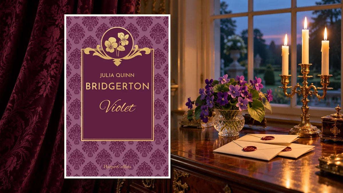 Buchcover »BRIDGERTON – Violet« von Julia Quinn, gerade vor einem weinroten Damastvorhang, daneben Veilchen in einer Kristallvase, versiegelte Briefe und ein goldener Kerzenleuchter am Fenster in der Abenddämmerung