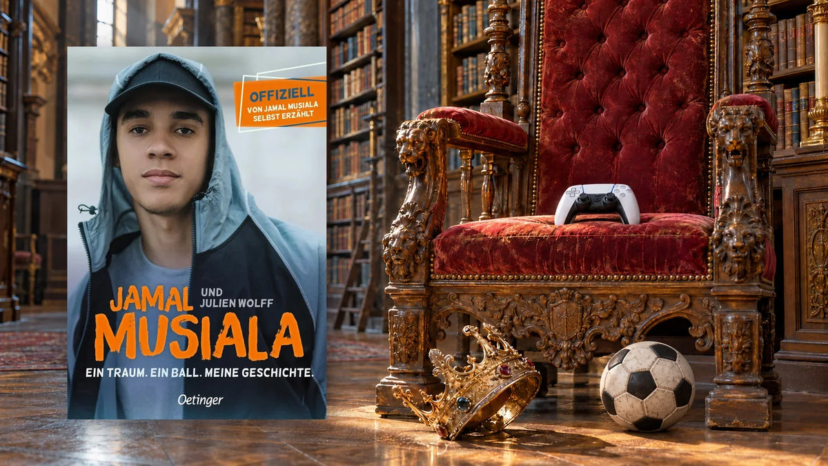 Jamal Musialas »Ein Traum. Ein Ball. Meine Geschichte.« vor einem Thron in einer alten Bibliothek mit Gamecontroller, davor eine Krone und ein Fußball