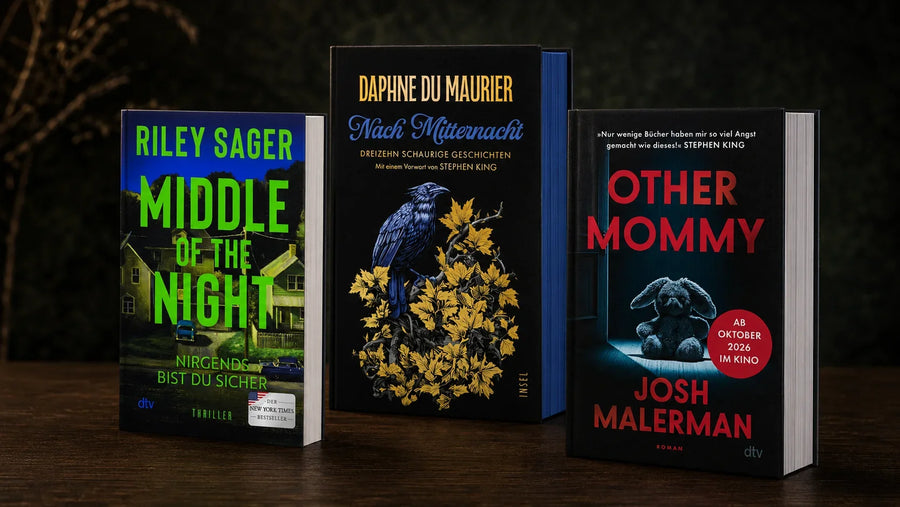 Drei Bücher wie Stephen King auf dunklem Holztisch: Middle of the Night von Riley Sager, Nach Mitternacht von Daphne du Maurier und Other Mommy von Josh Malerman