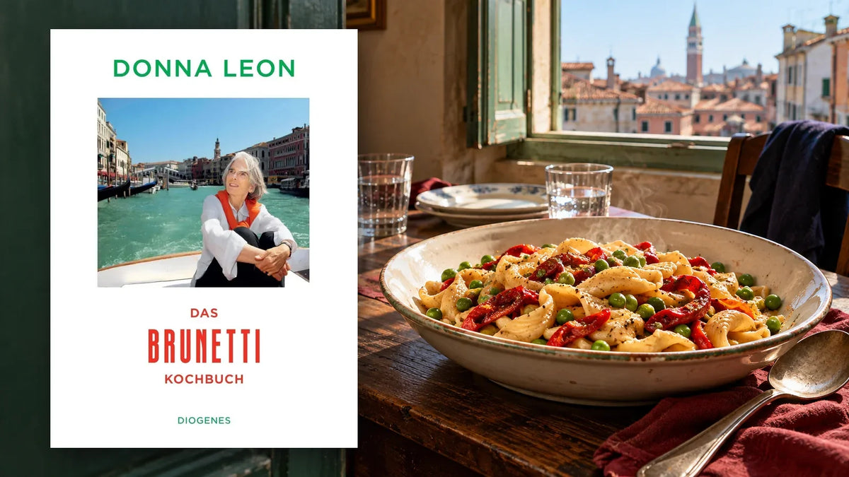 Buchcover »Das Brunetti-Kochbuch« von Donna Leon vor einem Küchentisch in Venedig mit einer dampfenden Schüssel Pasta mit roter Paprika und Erbsen, im Fenster Dächer und ein Glockenturm